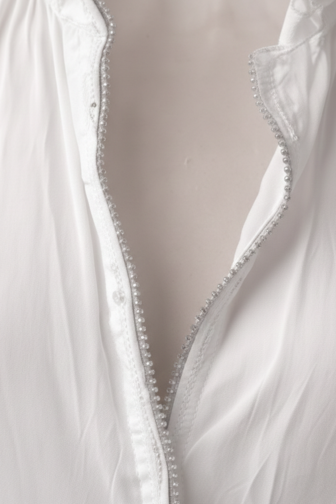 Blusa blanca de mujer de manga larga con cremallera en el frente